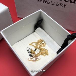 ブランド コピー  海外限定今年らしく魅力的アップネックレスVIVIENNE WESTWOOD
